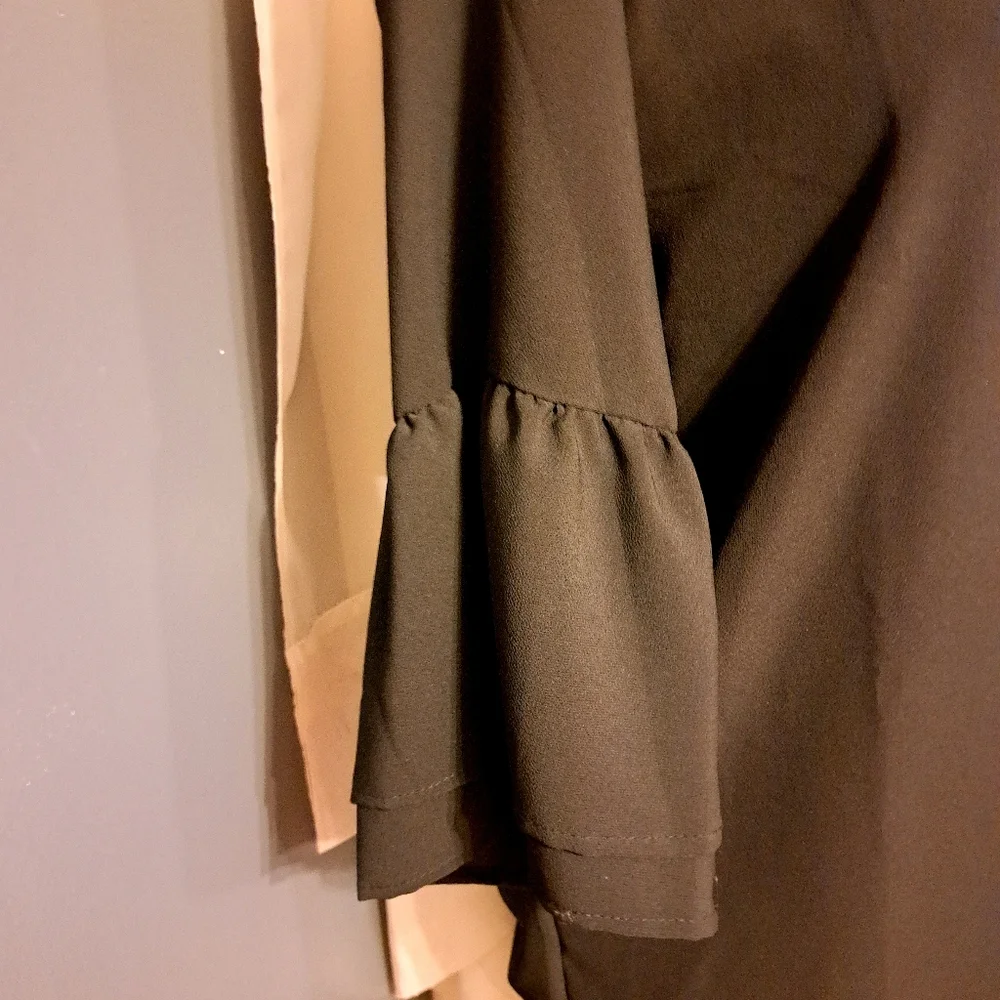 Black dress- Size- Large. Bell cap sleeves - Picture 5 of 5